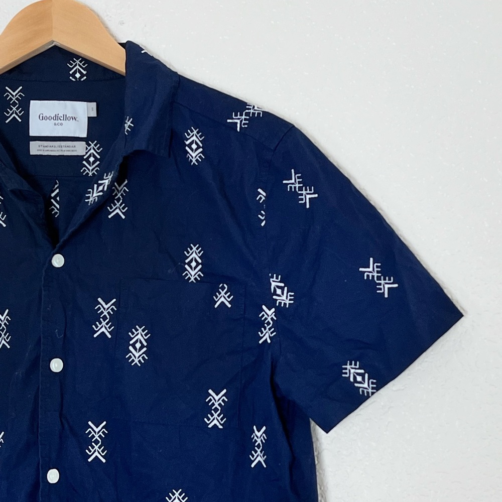 Goodfellow | Like New Patterned Short Sleeve Butt… - image 3